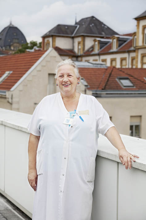 Madame Borodowski photographiée par Alice Meyer au bâtiment de Neurosciences sur le site de l'Hôpital Central du CHU de Nancy-Brabois en juin 2013 dans le cadre des 40 ans du CHU de Nancy-Brabois.