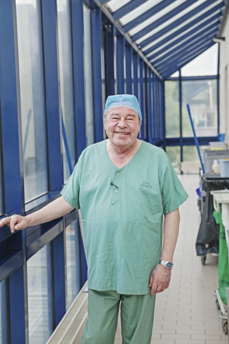 Monsieur Broville photographiée par Alice Meyer en Anesthésiologie dans le service de Chirurgie orthopédique et traumatologique en juin 2013 dans le cadre des 40 ans du CHU de Nancy-Brabois.