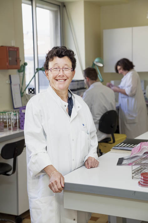 Madame Dubois photographiée par Alice Meyer au laboratoire d'analyses bactériologiques de l'Hôpital central en juin 2013 dans le cadre des 40 ans du CHU de Nancy-Brabois.