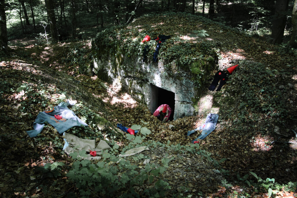 Photo telle qu'imaginée par Noa (soldats blessés). Atelier pendant lequel les élèves étaient inviter à imaginer puis rejouer le quotidien des troupes francaises et allemandes sur le site du Bois-Le-Pretre (54).