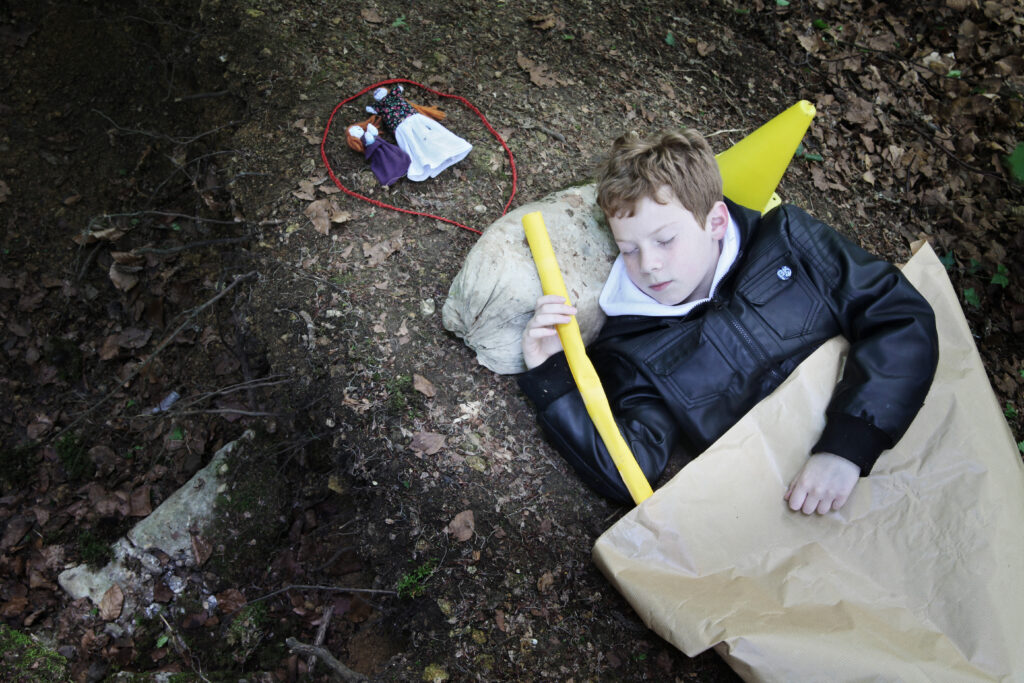 Photo telle qu'imaginée par guillaume (un soldat rêve) dans le cadre de l'atelier mené sur le centenaire de 14-18 par Alice Meyer. Atelier pendant lequel les élèves étaient inviter à imaginer puis rejouer le quotidien des troupes francaises et allemandes sur le site du Bois-Le-Pretre (54).